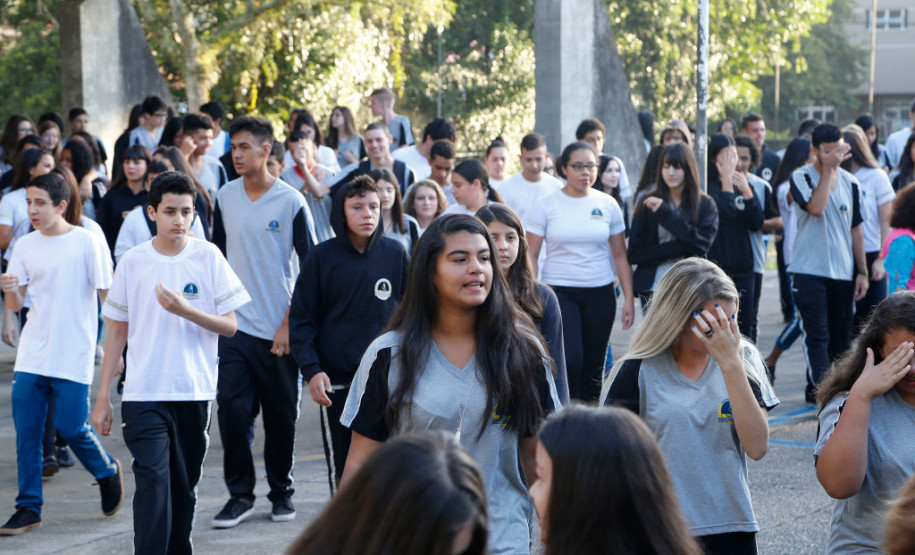 Inscrições para PSS de funcionários começam nesta quinta-feira Começam nesta quinta-feira (30) as inscrições para o Processo de Seleção Simplificado (PSS) da Secretaria de Estado da Educação para contratação de funcionários (assistentes administrativos e auxiliares de serviços gerais) para trabalhar nas escolas da rede estadual de ensino no ano que vem.