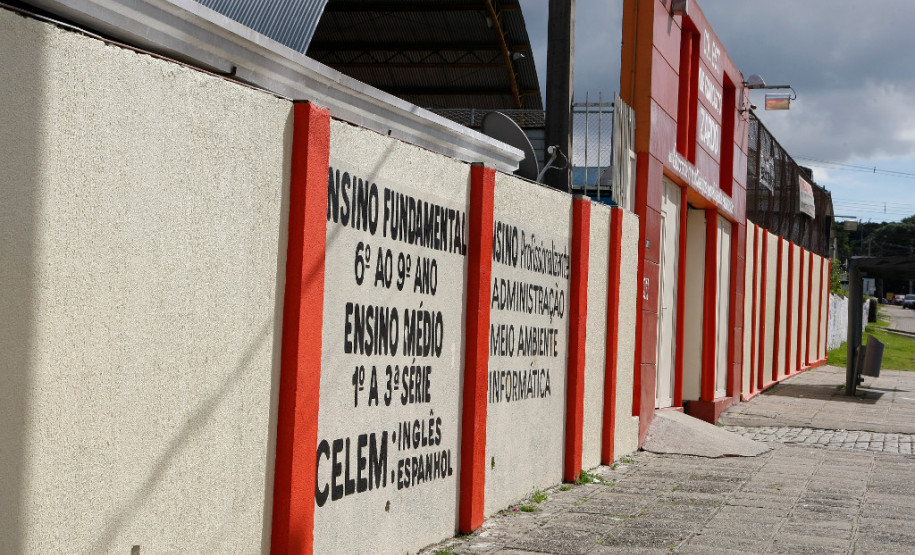 Rematrículas em escolas estaduais terminam nesta sexta (1º) As rematrículas na rede estadual de ensino terminam nesta sexta-feira (1º). Os pais ou responsáveis devem comparecer à instituição de ensino onde os alunos estão matriculados para confirmar a rematrícula para o próximo ano letivo. Maiores de 18 anos podem fazer a própria rematrícula.