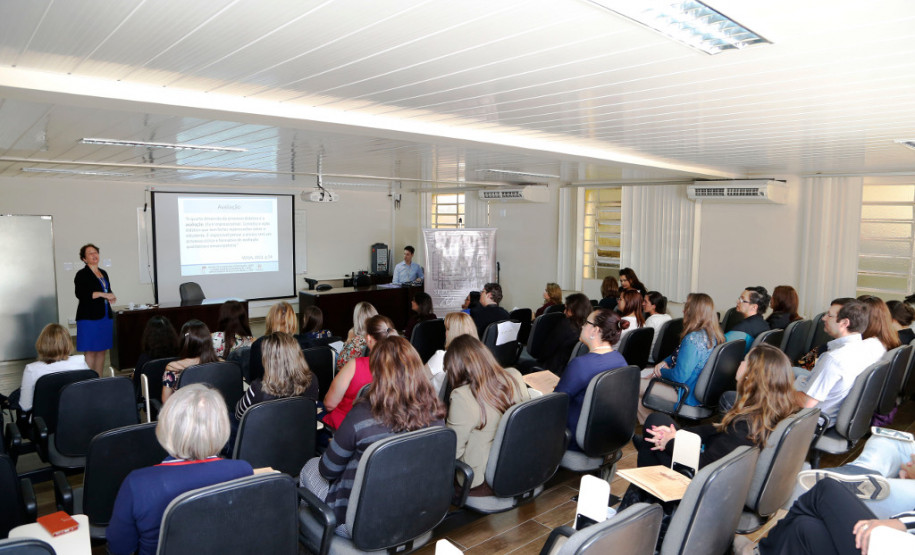 Professores das redes municipal e estadual de ensino foram contemplados com troféus e menções honrosas por desenvolver e trabalhar ações pedagógicas inovadoras que contribuem para o processo de ensino e aprendizagem. A premiação faz parte da 10° edição do Prêmio Professores do Brasil, do Ministério da Educação.