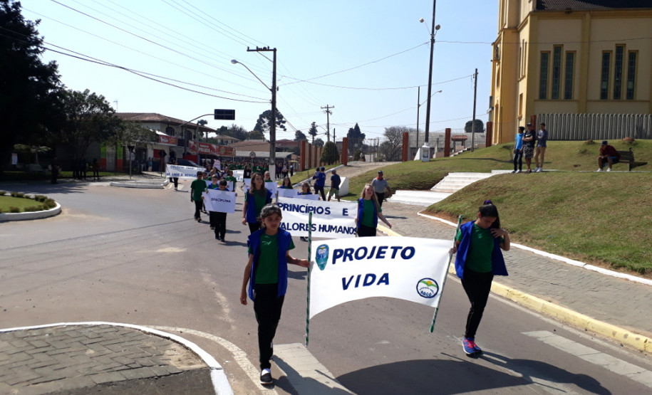 Escola tem projeto para incentivar relações interpessoais O Colégio Estadual do Campo Professor Pedro José Puchalski, em Contenda, na Região Metropolitana de Curitiba, iniciou neste ano o Projeto Vida - A Arte de Treinar a Mente. O objetivo é promover a interação da comunidade com o cotidiano escolar e trabalhar valores que reforcem as relações interpessoais e de cidadania entre estudantes, professores e funcionários.