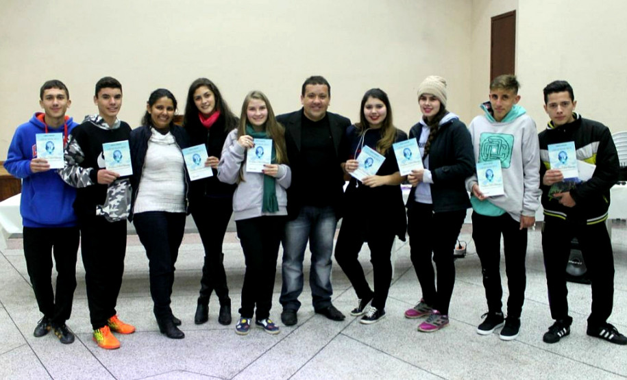 Escola tem projeto para incentivar relações interpessoais Os alunos, além do conteúdo teórico, desenvolvem atividades práticas que despertam o protagonismo, a fraternidade e a cidadania. São ações que abordam o combate ao bullying, cyberbullying e à violência física e mental, além de incluírem gratidão e empatia, solidariedade, cordialidade, participação e responsabilidade social, preservação do meio ambiente e combate ao desperdício, entre outros.