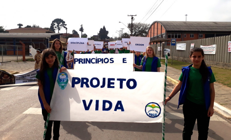Escola tem projeto para incentivar relações interpessoais O Colégio Estadual do Campo Professor Pedro José Puchalski, em Contenda, na Região Metropolitana de Curitiba, iniciou neste ano o Projeto Vida - A Arte de Treinar a Mente. O objetivo é promover a interação da comunidade com o cotidiano escolar e trabalhar valores que reforcem as relações interpessoais e de cidadania entre estudantes, professores e funcionários.
