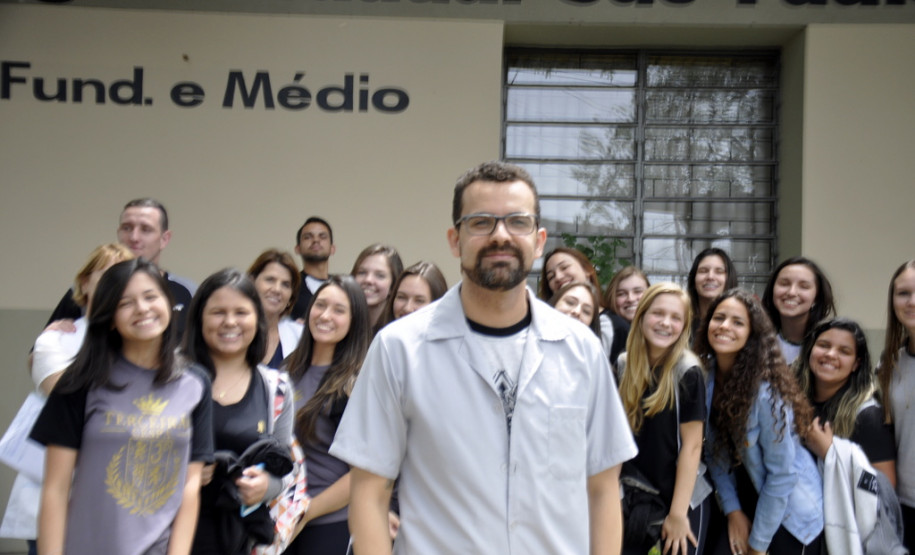 Para o professor de Língua Portuguesa Leonardo Costa de Borba, os resultados das avaliações também contribuem para o planejamento dos professores. “Todas as avaliações trazem uma contribuição principalmente no ensino fundamental e médio, que são momentos de transição. Analisamos as questões da Prova Brasil e do Saep e tentamos adaptar nossas avaliações com base nesses questionários, porque com isso conseguimos diagnosticar como podemos melhorar”, disse.