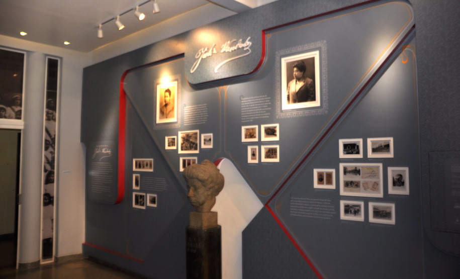 O acervo em homenagem a Júlia Wanderley fica no hall de entrada da escola. O memorial conta com uma galeria de fotos inéditas da educadora. São imagens, doadas pelos familiares, que contam um pouco da contribuição da professora para evolução da educação paranaense. “Esse é o maior acervo em memória da educadora no Paraná com fotos da atuação profissional e fotos pessoais doadas pela família de Júlia e pelo Instituto Histórico e Geográfico do Paraná”, disse Cristiano.