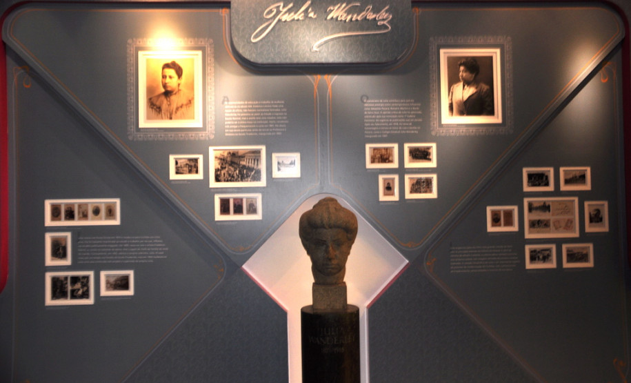 O acervo em homenagem a Júlia Wanderley fica no hall de entrada da escola. O memorial conta com uma galeria de fotos inéditas da educadora. São imagens, doadas pelos familiares, que contam um pouco da contribuição da professora para evolução da educação paranaense. “Esse é o maior acervo em memória da educadora no Paraná com fotos da atuação profissional e fotos pessoais doadas pela família de Júlia e pelo Instituto Histórico e Geográfico do Paraná”, disse Cristiano.
