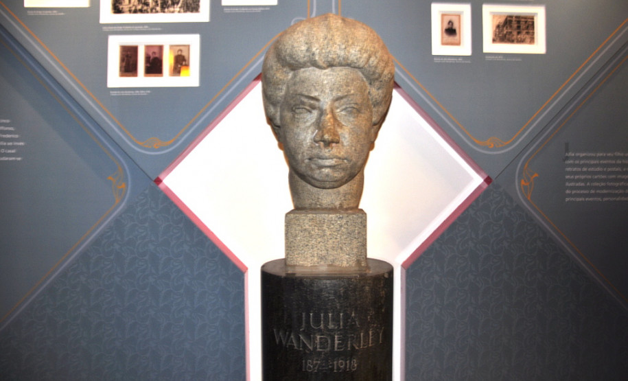 O memorial possui ainda com um busto esculpido em granito pelo artista paranaense Erbo Stenzel. Parte do acervo fotográfico foi doado à instituição de ensino pelo Instituto Histórico e Geográfico do Paraná (IHGPR). A inauguração contou com a presença de alunos e ex-alunos, professores, funcionários, familiares da educadora e representantes da comunidade escolar.