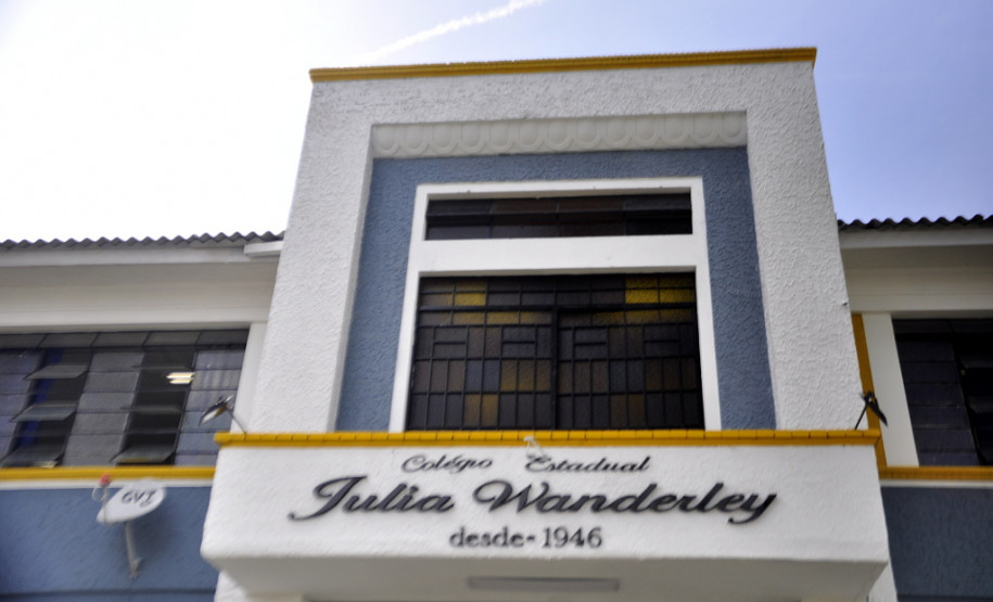 O Colégio Estadual Júlia Wanderley, localizado no bairro Batel, em Curitiba, completou 70 anos. Para marcar a data, a escola inaugurou nesta quinta-feira (30) um memorial em homenagem à professora Júlia Wanderley, que dá nome a instituição de ensino.