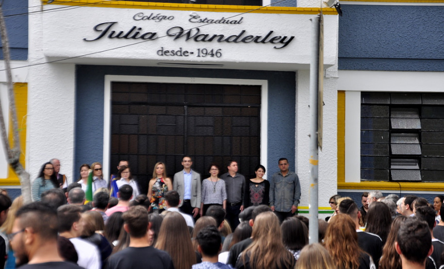 O Colégio Estadual Júlia Wanderley, localizado no bairro Batel, em Curitiba, completou 70 anos. Para marcar a data, a escola inaugurou nesta quinta-feira (30) um memorial em homenagem à professora Júlia Wanderley, que dá nome a instituição de ensino.