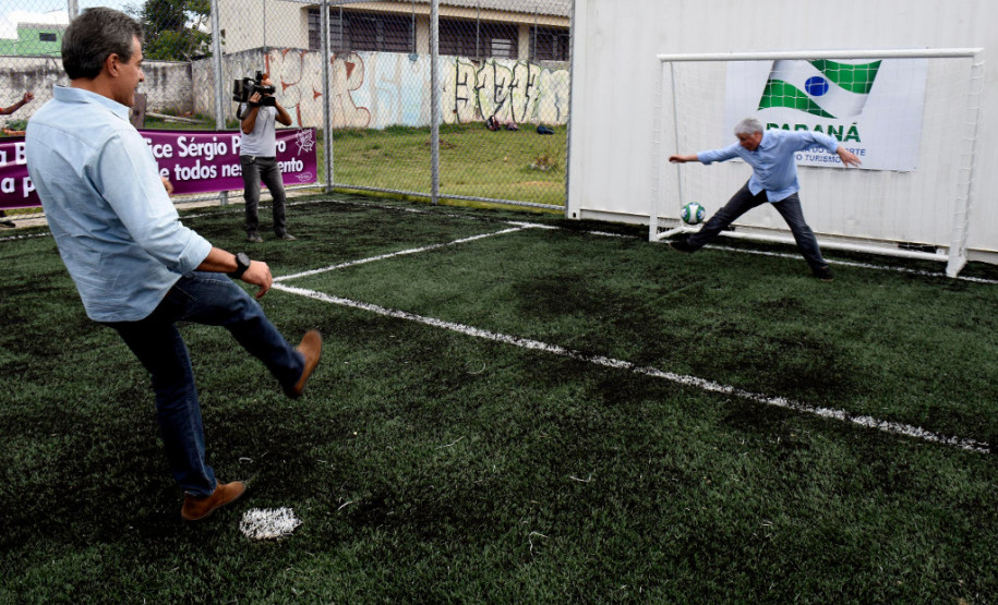 O governador Beto Richa inaugurou neste sábado (02) o espaço Meu Campinho no Colégio Estadual Guaraituba, em Colombo, na Região Metropolitana de Curitiba. Ele destacou que é a primeira mini arena dentro de uma escola estadual e confirmou que outras já estão previstas para serem instaladas nas unidades da rede pública.