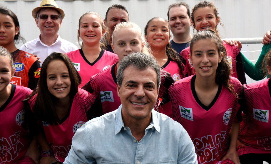 O governador Beto Richa inaugurou neste sábado (02) o espaço Meu Campinho no Colégio Estadual Guaraituba, em Colombo, na Região Metropolitana de Curitiba. Ele destacou que é a primeira mini arena dentro de uma escola estadual e confirmou que outras já estão previstas para serem instaladas nas unidades da rede pública.