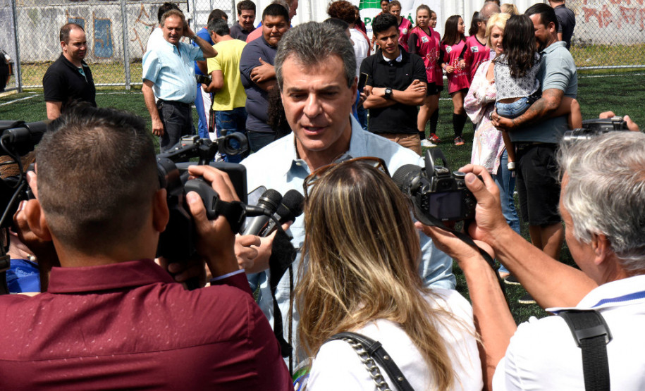 O governador Beto Richa inaugurou neste sábado (02) o espaço Meu Campinho no Colégio Estadual Guaraituba, em Colombo, na Região Metropolitana de Curitiba. Ele destacou que é a primeira mini arena dentro de uma escola estadual e confirmou que outras já estão previstas para serem instaladas nas unidades da rede pública.