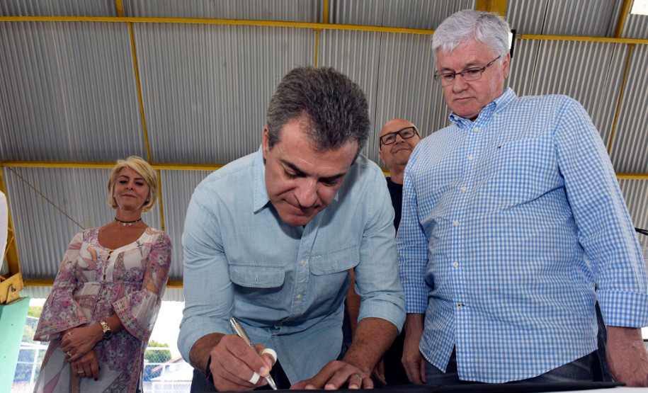 O governador Beto Richa inaugurou neste sábado (02) o espaço Meu Campinho no Colégio Estadual Guaraituba, em Colombo, na Região Metropolitana de Curitiba. Ele destacou que é a primeira mini arena dentro de uma escola estadual e confirmou que outras já estão previstas para serem instaladas nas unidades da rede pública.
