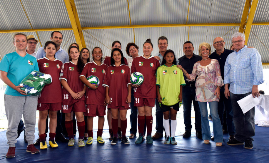 O governador Beto Richa inaugurou neste sábado (02) o espaço Meu Campinho no Colégio Estadual Guaraituba, em Colombo, na Região Metropolitana de Curitiba. Ele destacou que é a primeira mini arena dentro de uma escola estadual e confirmou que outras já estão previstas para serem instaladas nas unidades da rede pública.
