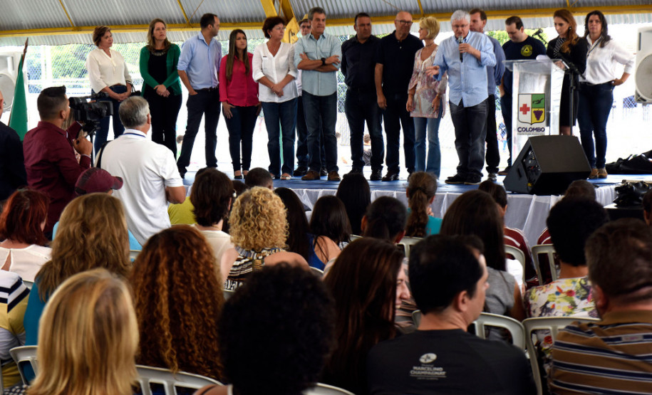 O governador Beto Richa inaugurou neste sábado (02) o espaço Meu Campinho no Colégio Estadual Guaraituba, em Colombo, na Região Metropolitana de Curitiba. Ele destacou que é a primeira mini arena dentro de uma escola estadual e confirmou que outras já estão previstas para serem instaladas nas unidades da rede pública.