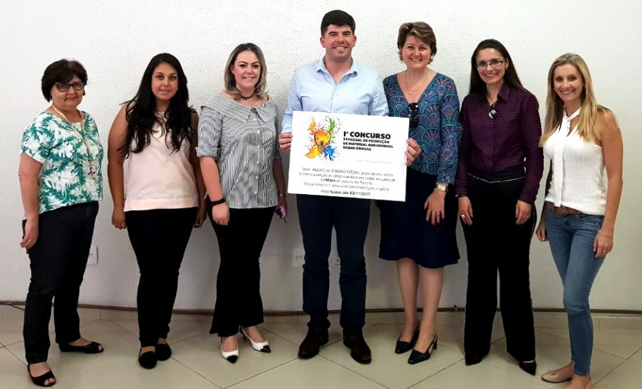 João Rafael Iensen, Diretor do DEPSD/SESP-PR e Comissão Avaliadora - da esquerda para a direita - Regina Vitório (SEED), Jéssica Barbosa (SESP), Gisele Mantovani (SINEPE), Cristina Ruaro (CONESD), Raquel Cavalheiro (ALEP) e Patrícia Moscal (SECS).