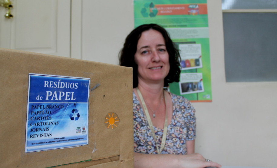 A equipe do Grupo Administrativo Setorial da Secretaria de Estado da Educação elaborou um manual para reduzir os custos e o desperdício de papel nos setores administrativos. A cartilha “Sustentabilidade no uso de papel em atividades laborais na área administrativa” tem como objetivo principal substituir o uso do papel por arquivos digitais.