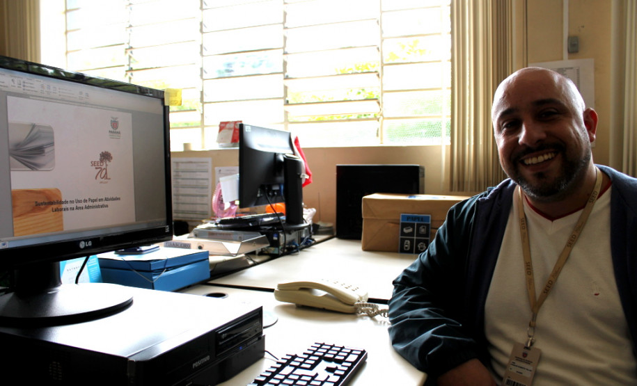 Para a produção do material foi feito um levantamento do uso de papel nas autarquias vinculadas à Secretaria Estadual da Educação. Em 2016, por exemplo, foram utilizadas 442 mil folhas de papel A4. “Percebemos que muitas atividades podem ser desenvolvidas no computador sem o uso do papel e é essa ideia que queremos passar com o manual”, disse o autor da cartilha, Charles Roberto Telles.