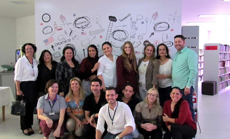 Professores da rede pública finalizam curso Professores de Língua Inglesa da Educação Básica que atuam na rede pública concluíram o Curso de Metodologia de Ensino de Língua Inglesa.