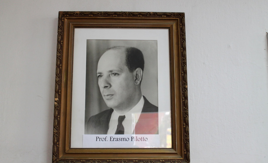 As alunas do segundo ano do curso de Formação de Docentes do Instituto de Educação Erasmo Pilotto, de Curitiba, abriram nesta quinta-feira (7), no Museu da Escola Paranaense, na Capital, a exposição patrimonial material e imaterial da instituição. O trabalho pode ser visto até o dia 30 de janeiro. Em seguida o material irá compor o acervo histórico da escola, no centro de memória próprio.