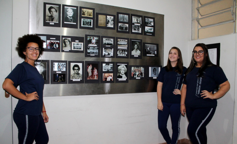 As alunas do segundo ano do curso de Formação de Docentes do Instituto de Educação Erasmo Pilotto, de Curitiba, abriram nesta quinta-feira (7), no Museu da Escola Paranaense, na Capital, a exposição patrimonial material e imaterial da instituição. O trabalho pode ser visto até o dia 30 de janeiro. Em seguida o material irá compor o acervo histórico da escola, no centro de memória próprio.