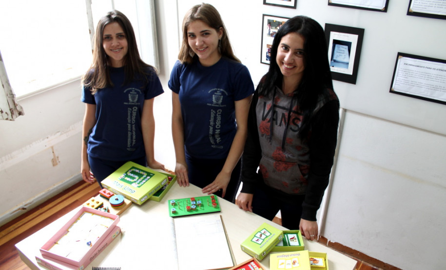 Bianca e as colegas pesquisaram sobre Laboratório de Aprendizagem no arquivo da escola. “Ali encontramos informações que contribuíram para nossa pesquisa, como a frequência dos professores e as metodologias que eram usadas naquela época”, disse.<b />
<b />
O trabalho é resultado das atividades práticas exigidas pelo currículo do curso. Entre elas estão visitas a museus para conhecer a história de Curitiba, das escolas públicas do Estado e seus centros de memória.