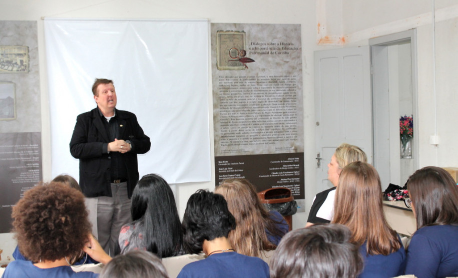 Quem for a Museu da Escola Paranaense fará uma viagem histórica que conta parte da evolução da educação pública na cidade de Curitiba