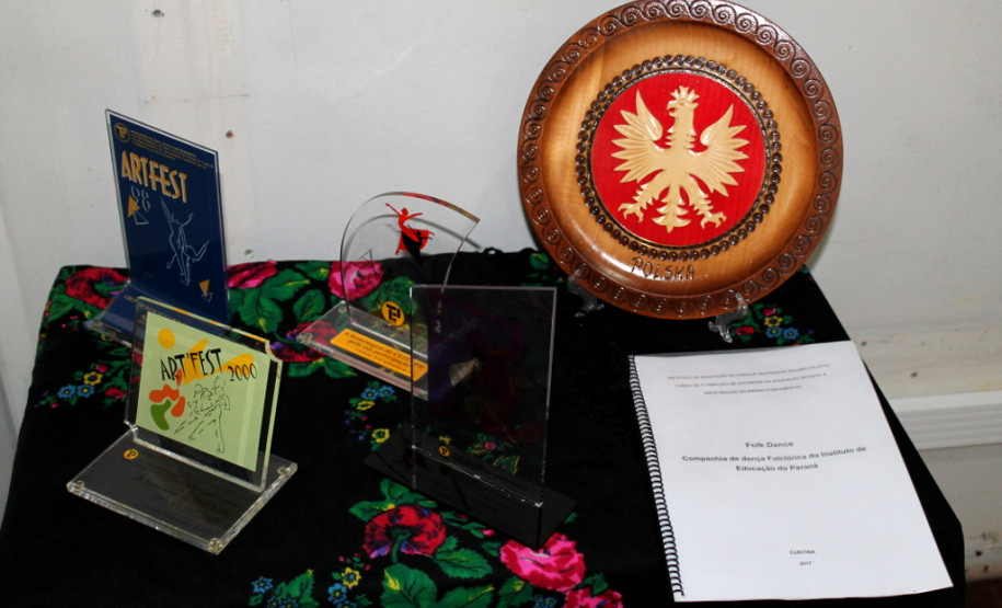 As alunas do segundo ano do curso de Formação de Docentes do Instituto de Educação Erasmo Pilotto, de Curitiba, abriram nesta quinta-feira (7), no Museu da Escola Paranaense, na Capital, a exposição patrimonial material e imaterial da instituição. O trabalho pode ser visto até o dia 30 de janeiro. Em seguida o material irá compor o acervo histórico da escola, no centro de memória próprio.