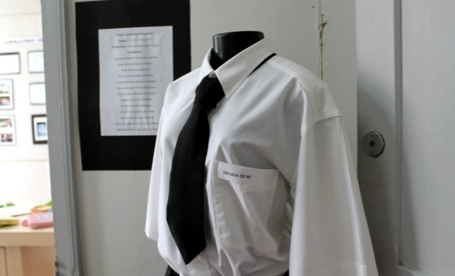 As alunas do segundo ano do curso de Formação de Docentes do Instituto de Educação Erasmo Pilotto, de Curitiba, abriram nesta quinta-feira (7), no Museu da Escola Paranaense, na Capital, a exposição patrimonial material e imaterial da instituição. O trabalho pode ser visto até o dia 30 de janeiro. Em seguida o material irá compor o acervo histórico da escola, no centro de memória próprio.