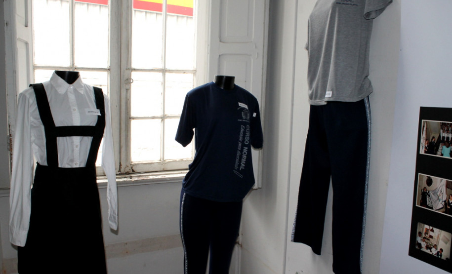 As alunas do segundo ano do curso de Formação de Docentes do Instituto de Educação Erasmo Pilotto, de Curitiba, abriram nesta quinta-feira (7), no Museu da Escola Paranaense, na Capital, a exposição patrimonial material e imaterial da instituição. O trabalho pode ser visto até o dia 30 de janeiro. Em seguida o material irá compor o acervo histórico da escola, no centro de memória próprio.