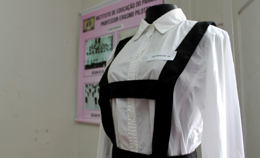 As alunas do segundo ano do curso de Formação de Docentes do Instituto de Educação Erasmo Pilotto, de Curitiba, abriram nesta quinta-feira (7), no Museu da Escola Paranaense, na Capital, a exposição patrimonial material e imaterial da instituição. O trabalho pode ser visto até o dia 30 de janeiro. Em seguida o material irá compor o acervo histórico da escola, no centro de memória próprio.