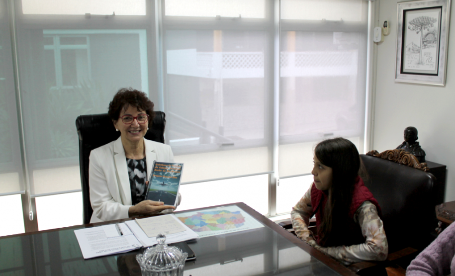 A secretária de Estado da Educação, professora Ana Seres, recebeu em seu gabinete, na manhã desta terça-feira (12), um grupo de estudantes do colégio estadual Barão do Rio Branco, unidade que oferta tempo integral localizada no município de Assaí (Norte Pioneiro).