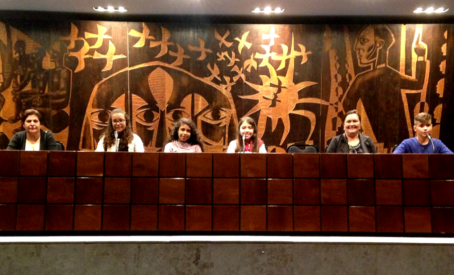 Os estudantes Jemily dos Santos Miranda, Maria Eduarda Rodrigues Fernandes, Natália Vitória de Souza Santos e Kailan Marques Correia, que se destacaram na produção de poemas sobre o tema “voar”, ganharam como prêmio uma viagem de avião a Curitiba, onde conheceram a SEED, a Assembleia Legislativa e pontos turísticos como o Jardim Botânico e a Ópera de Arame.