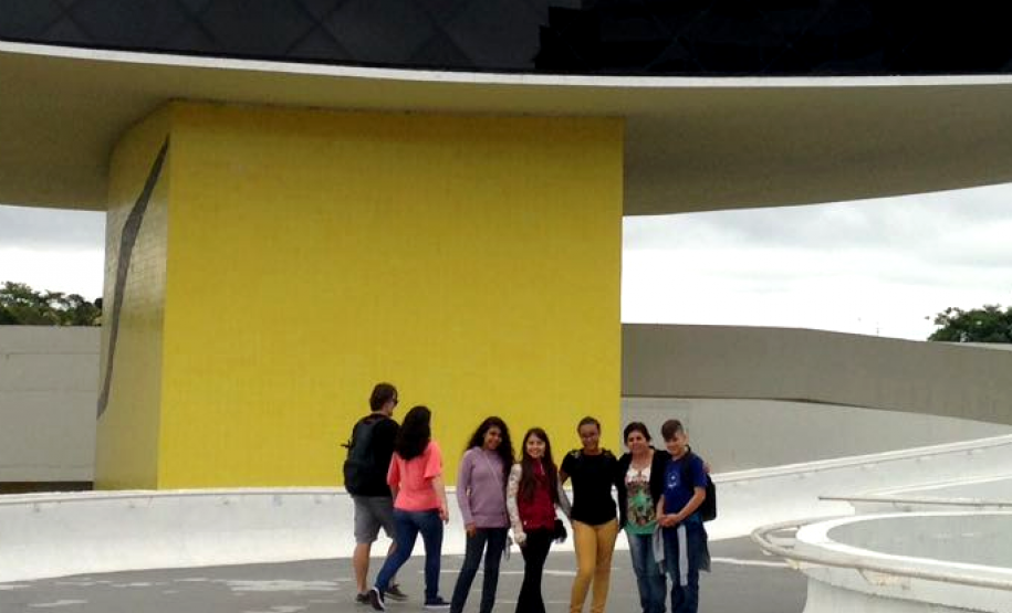 Os estudantes Jemily dos Santos Miranda, Maria Eduarda Rodrigues Fernandes, Natália Vitória de Souza Santos e Kailan Marques Correia, que se destacaram na produção de poemas sobre o tema “voar”, ganharam como prêmio uma viagem de avião a Curitiba, onde conheceram a SEED, a Assembleia Legislativa e pontos turísticos como o Jardim Botânico e a Ópera de Arame.