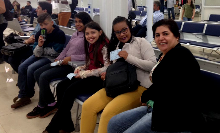 Os estudantes Jemily dos Santos Miranda, Maria Eduarda Rodrigues Fernandes, Natália Vitória de Souza Santos e Kailan Marques Correia, que se destacaram na produção de poemas sobre o tema “voar”, ganharam como prêmio uma viagem de avião a Curitiba, onde conheceram a SEED, a Assembleia Legislativa e pontos turísticos como o Jardim Botânico e a Ópera de Arame.