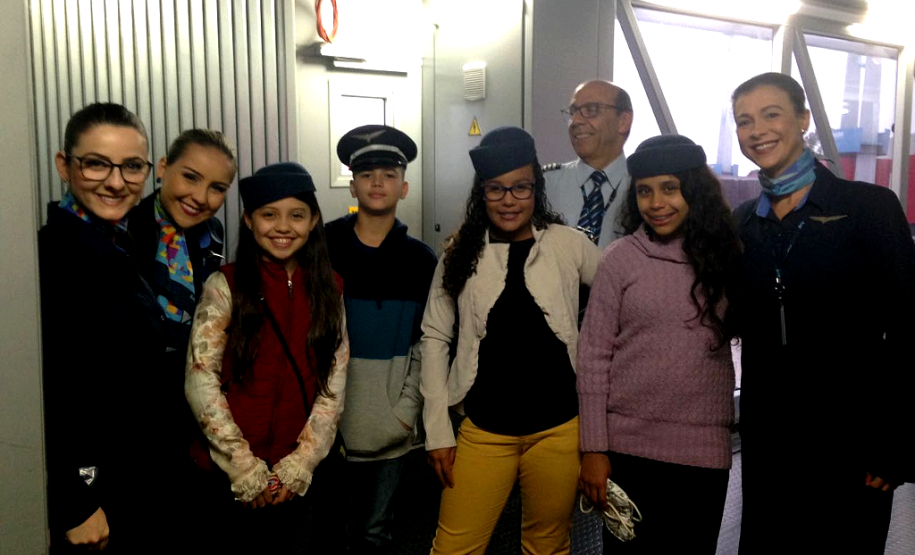 Os estudantes Jemily dos Santos Miranda, Maria Eduarda Rodrigues Fernandes, Natália Vitória de Souza Santos e Kailan Marques Correia, que se destacaram na produção de poemas sobre o tema “voar”, ganharam como prêmio uma viagem de avião a Curitiba, onde conheceram a SEED, a Assembleia Legislativa e pontos turísticos como o Jardim Botânico e a Ópera de Arame.