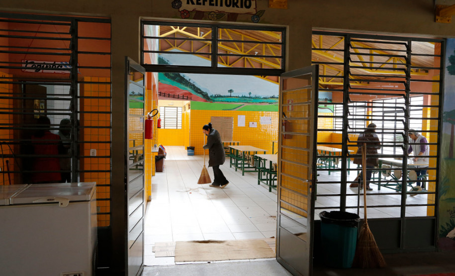 Mais de 140 mil pessoas se inscreveram no PSS da Educação São 11 mil vagas para assistente administrativo, inspetor e inspetoria de internato, técnico agrícola e técnico florestal e auxiliar de serviços gerais (limpeza/merenda, manutenção, atendimento de aluno, motorista, tratorista e vigia).