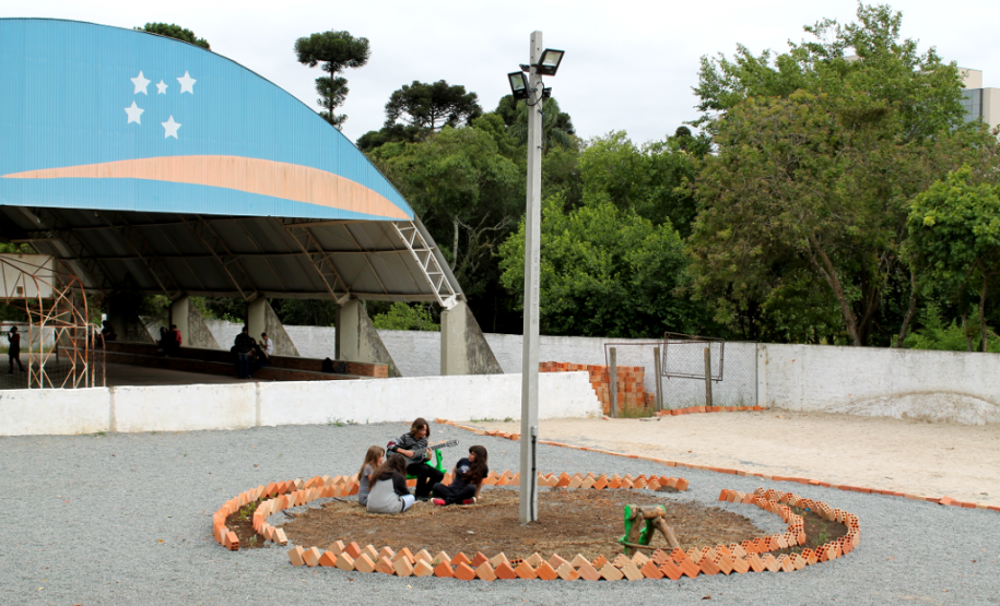 Os alunos do 3° ano do ensino médio do Colégio Estadual Padre Arnaldo Jansen, em São José dos Pinhais (Região Metropolitana de Curitiba) inauguraram este mês a Praça Professora Neusa M. M. Duarte Wons, em homenagem à atual diretora. O projeto tem como objetivo reforçar a identidade dos estudantes e o pertencimento em relação à escola, ofertar um novo espaço de lazer à comunidade, além do protagonismo juvenil e do sentimento de cuidado com o bem público.