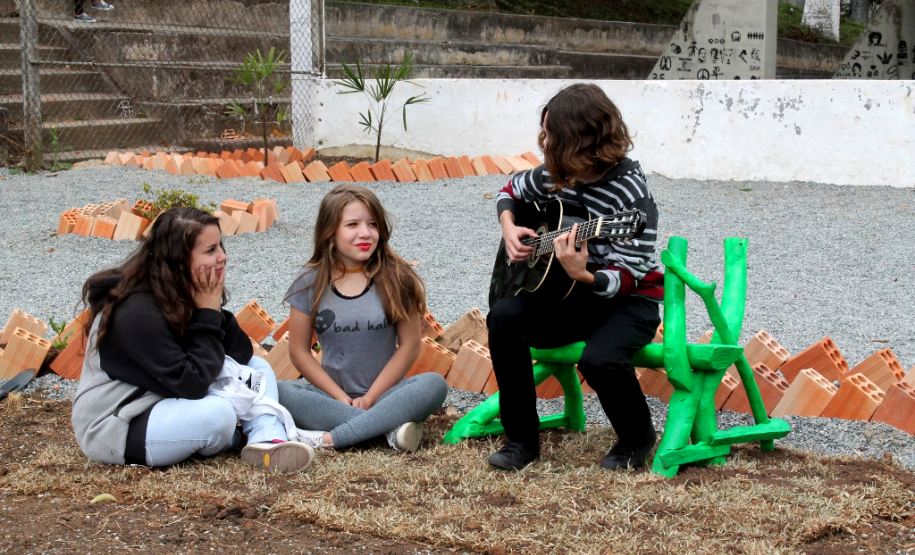 Os alunos do 3° ano do ensino médio do Colégio Estadual Padre Arnaldo Jansen, em São José dos Pinhais (Região Metropolitana de Curitiba) inauguraram este mês a Praça Professora Neusa M. M. Duarte Wons, em homenagem à atual diretora. O projeto tem como objetivo reforçar a identidade dos estudantes e o pertencimento em relação à escola, ofertar um novo espaço de lazer à comunidade, além do protagonismo juvenil e do sentimento de cuidado com o bem público.