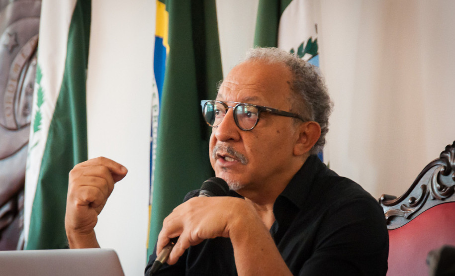 Doutor Joel Zito de Araújo, cineasta, durante abertura do Seminário Discurso e Relações Étnico-Raciais da UFPR.