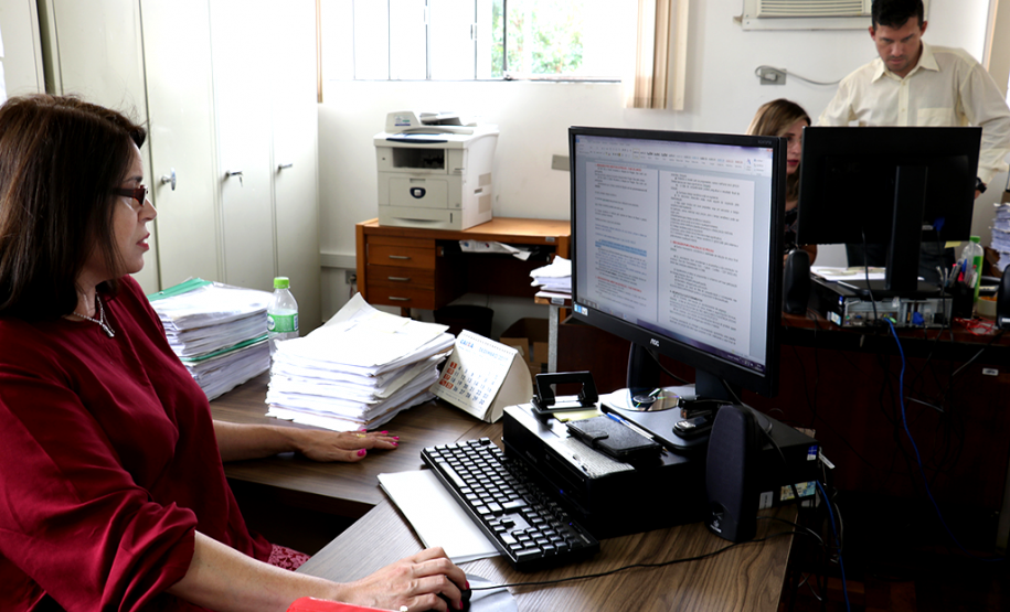 Secretaria abrirá licitações para equipamentos de informática Na manhã desta sexta-feira (15), o Instituto Paranaense de Desenvolvimento Educacional (Fundepar) anunciou a empresa vencedora do processo licitatório para a compra de 10 mil computadores. Finalizado o pregão eletrônico, a arrematante foi a empresa Positivo Informática S.A., pelo valor unitário de R$ 3.475,00, ficando o lote completo por R$ 34,7 milhões, o que representa um desconto de 30 % em relação ao valor máximo licitado.