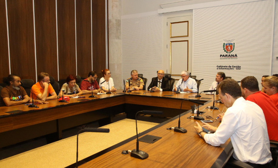 O chefe da Casa Civil Valdir Rossoni se reuniu nesta segunda-feira (18) com representantes da APP-Sindicato para discutir a remuneração dos professores que serão contratados pelo regime PSS no ano que vem. O encontro aconteceu após a invasão do Palácio Iguaçu por sindicalistas e o secretário explicou que não há como aumentar o orçamento da Secretaria Estadual da Educação (SEED).
