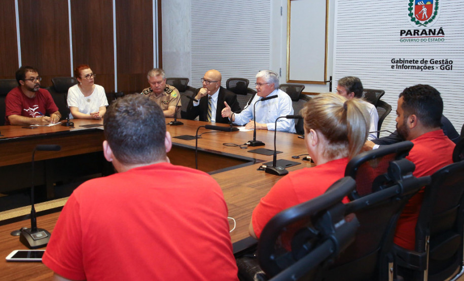 O chefe da Casa Civil Valdir Rossoni se reuniu nesta segunda-feira (18) com representantes da APP-Sindicato para discutir a remuneração dos professores que serão contratados pelo regime PSS no ano que vem. O encontro aconteceu após a invasão do Palácio Iguaçu por sindicalistas e o secretário explicou que não há como aumentar o orçamento da Secretaria Estadual da Educação (SEED).