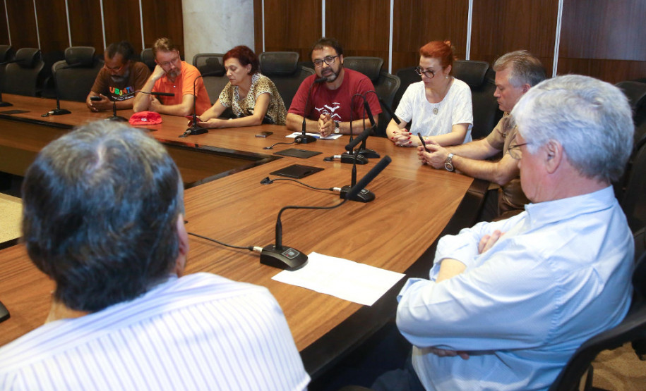 O chefe da Casa Civil Valdir Rossoni se reuniu nesta segunda-feira (18) com representantes da APP-Sindicato para discutir a remuneração dos professores que serão contratados pelo regime PSS no ano que vem. O encontro aconteceu após a invasão do Palácio Iguaçu por sindicalistas e o secretário explicou que não há como aumentar o orçamento da Secretaria Estadual da Educação (SEED).