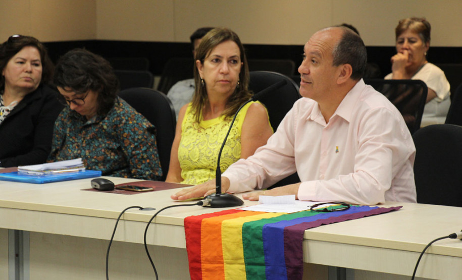 A Secretaria da Justiça, Trabalho e Direitos Humanos oficializou nesta segunda-feira (18) o protocolo de intenções para formação da rede de atenção a casos de violação de direitos de Lésbicas, Gays, Bissexuais, Travestis e Transexuais (LGBT)