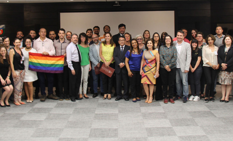 A Secretaria da Justiça, Trabalho e Direitos Humanos oficializou nesta segunda-feira (18) o protocolo de intenções para formação da rede de atenção a casos de violação de direitos de Lésbicas, Gays, Bissexuais, Travestis e Transexuais (LGBT)