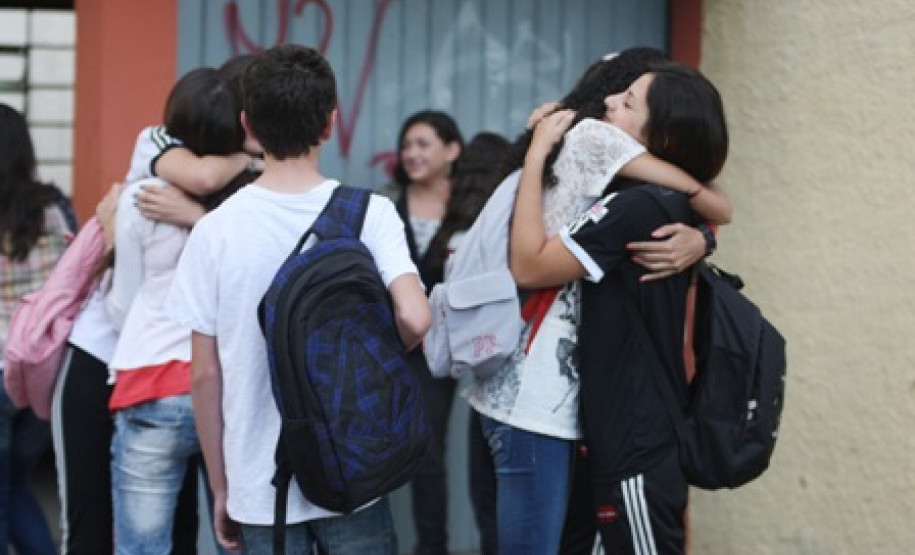 Nesse primeiro dia de aula (08) nas escolas estaduais do Paraná, clima foi de expectativas e tranquilidade para professores, funcionários e familiares.