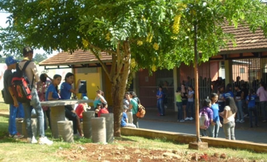 Nesse primeiro dia de aula (08) nas escolas estaduais do Paraná, clima foi de expectativas e tranquilidade para professores, funcionários e familiares.