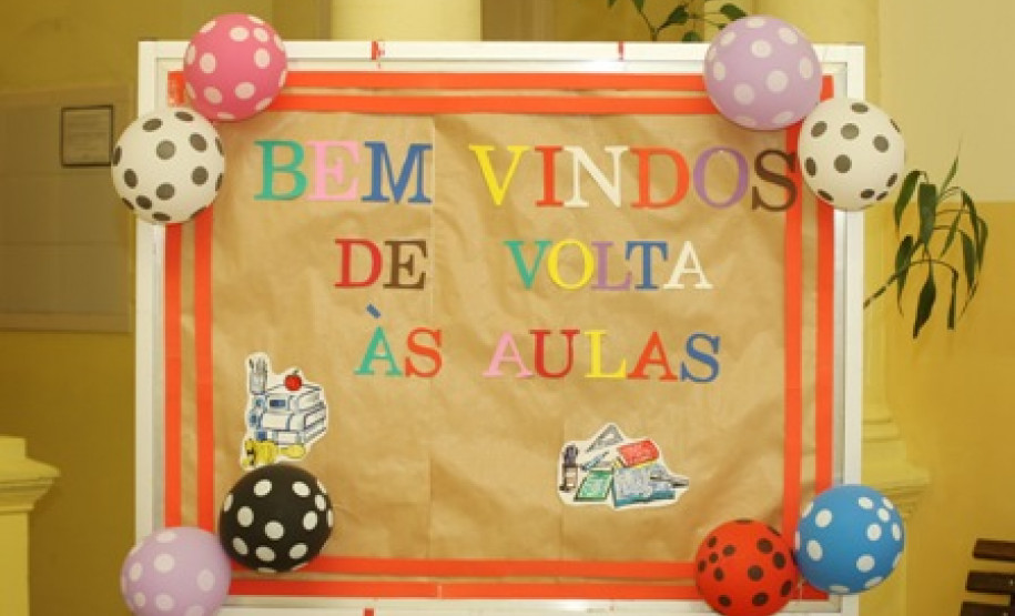 Nesse primeiro dia de aula (08) nas escolas estaduais do Paraná, clima foi de expectativas e tranquilidade para professores, funcionários e familiares.