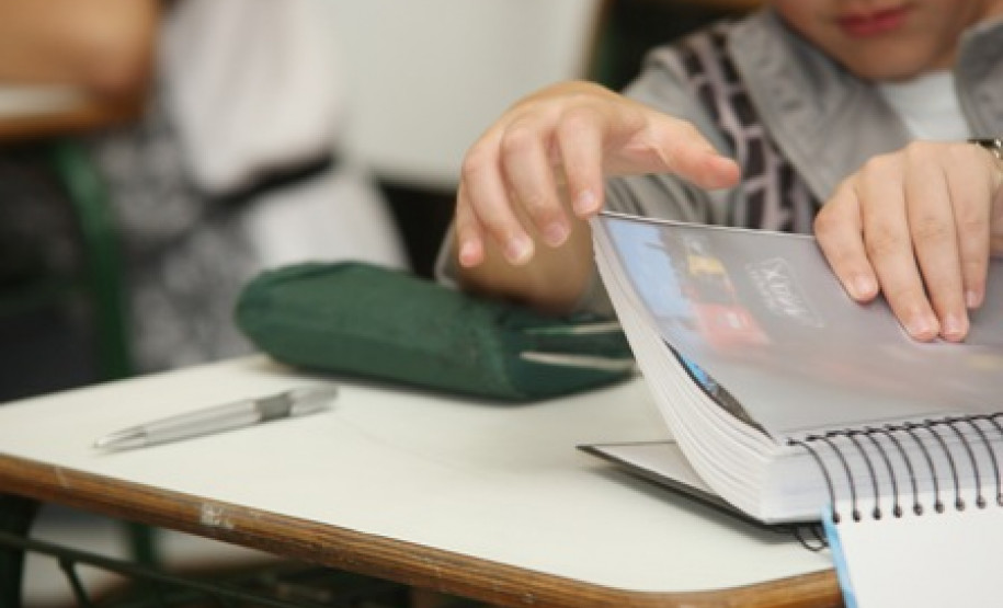 Nesse primeiro dia de aula (08) nas escolas estaduais do Paraná, clima foi de expectativas e tranquilidade para professores, funcionários e familiares.