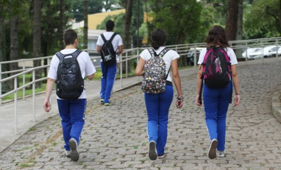 Nesse primeiro dia de aula (08) nas escolas estaduais do Paraná, clima foi de expectativas e tranquilidade para professores, funcionários e familiares.